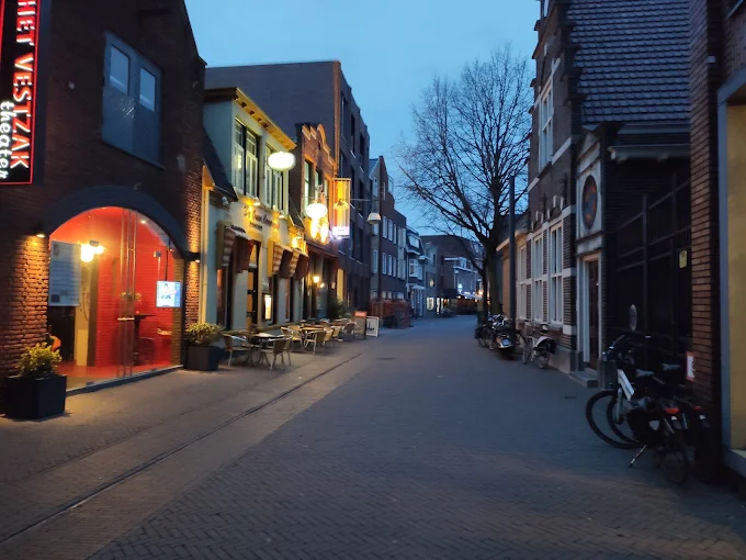 De Walstraat in Enschede bij avond, met het Vestzaktheater