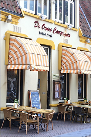 Het terras voor De Ouwe Compagnie aan de Walstraat